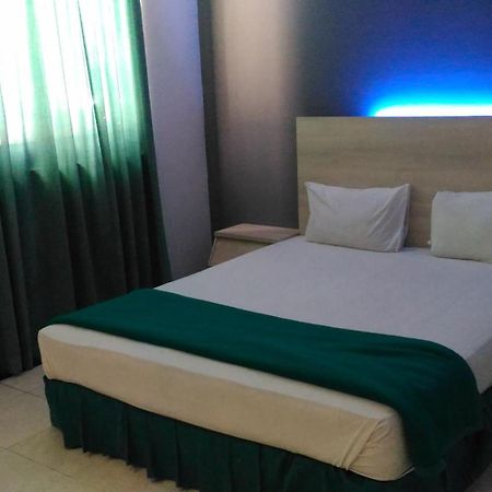 Hotel Kharisma Madiun Kültér fotó