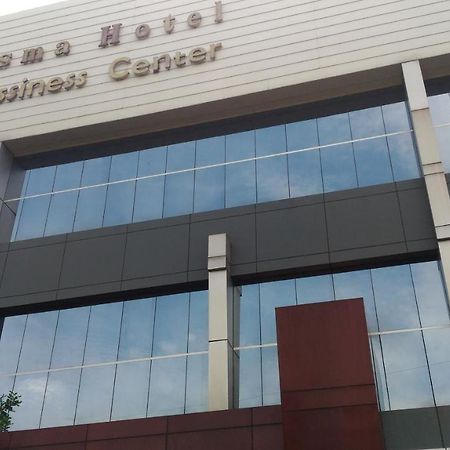 Hotel Kharisma Madiun Kültér fotó