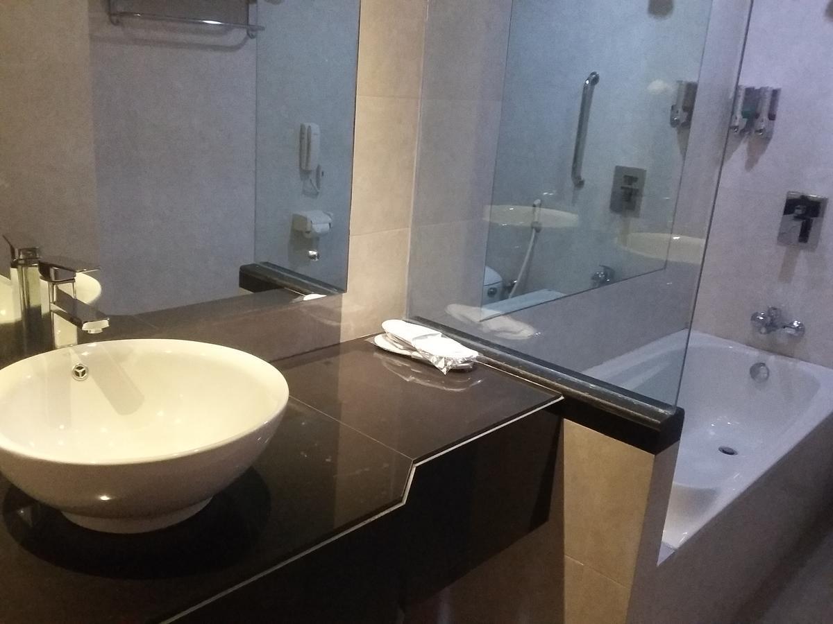 Hotel Kharisma Madiun Kültér fotó