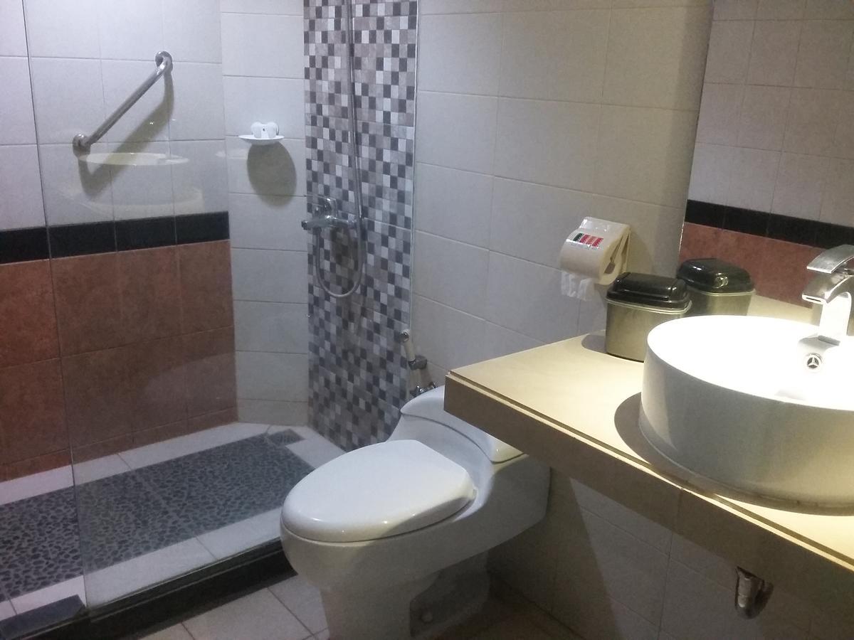 Hotel Kharisma Madiun Kültér fotó