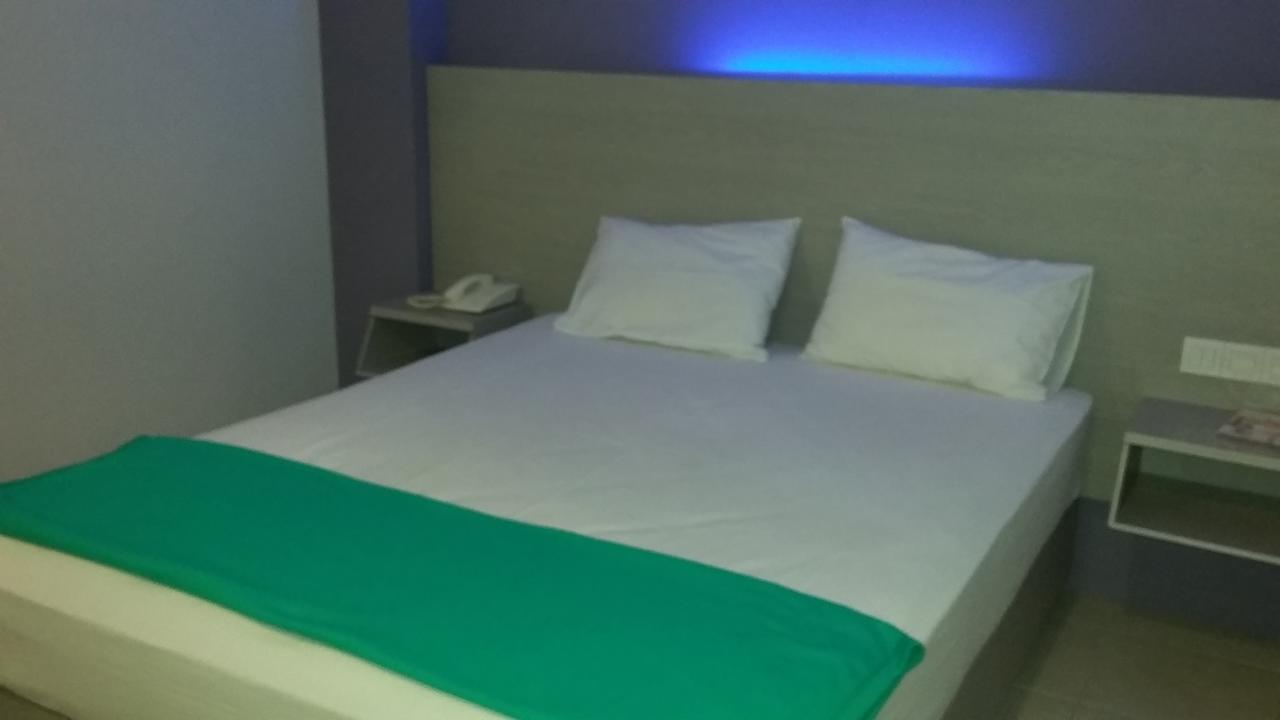 Hotel Kharisma Madiun Kültér fotó