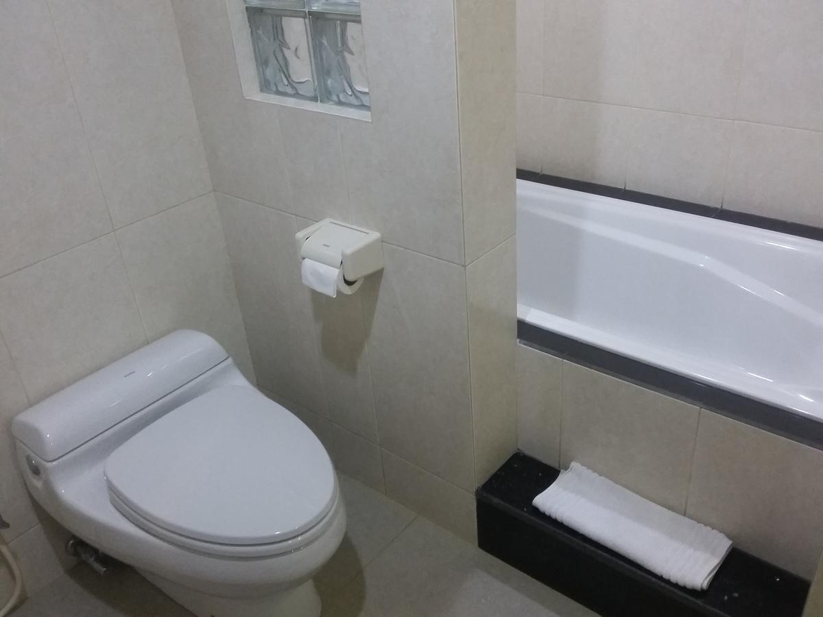 Hotel Kharisma Madiun Kültér fotó