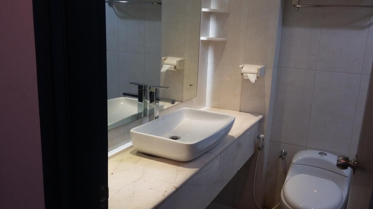 Hotel Kharisma Madiun Kültér fotó
