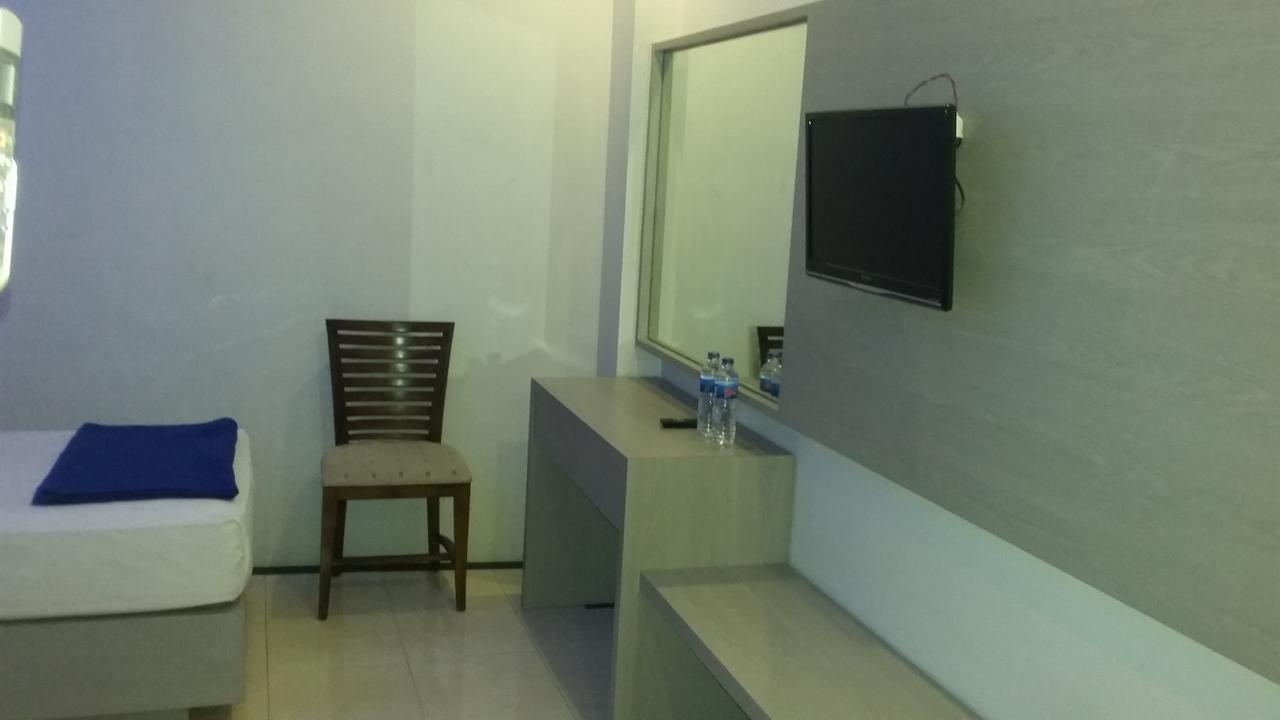 Hotel Kharisma Madiun Kültér fotó