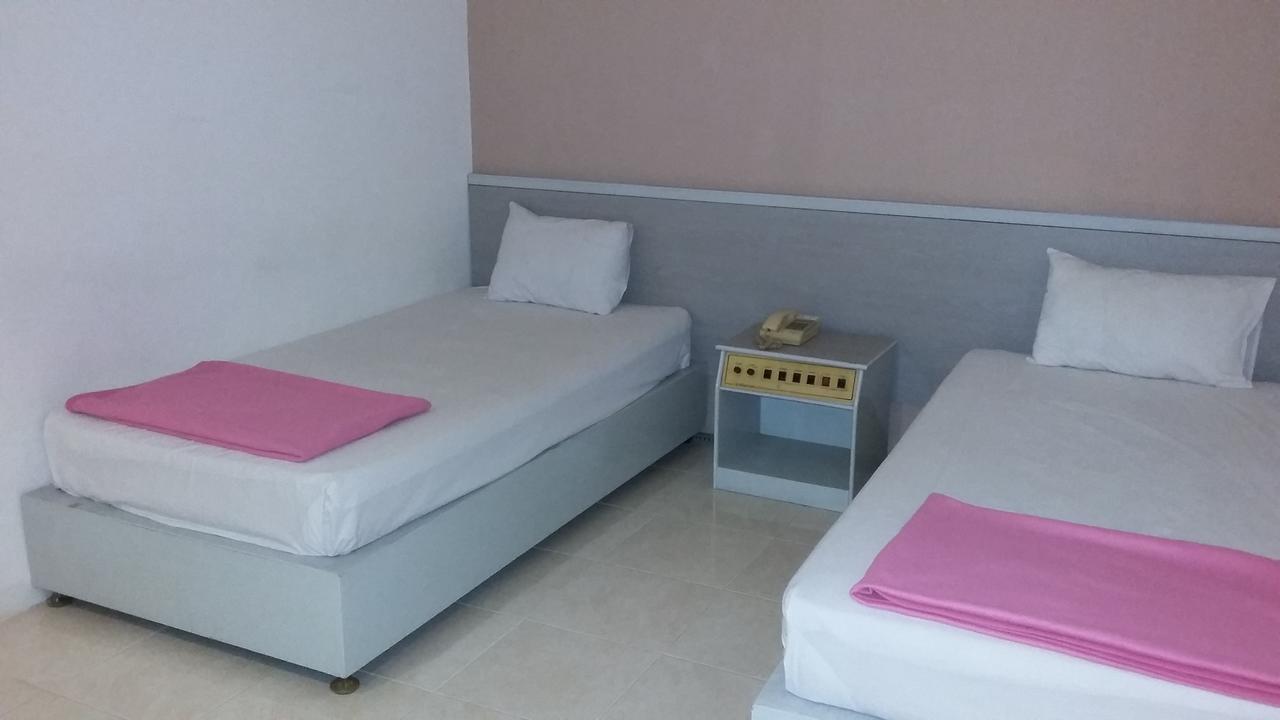 Hotel Kharisma Madiun Kültér fotó
