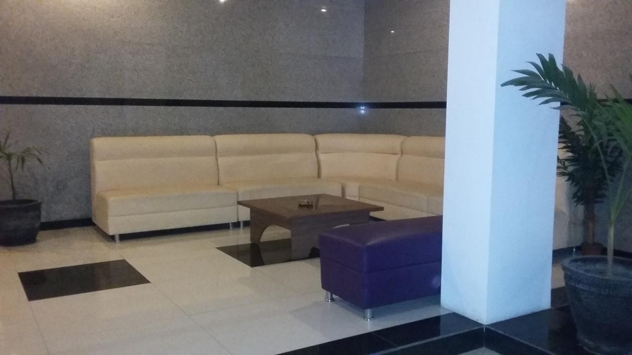 Hotel Kharisma Madiun Kültér fotó