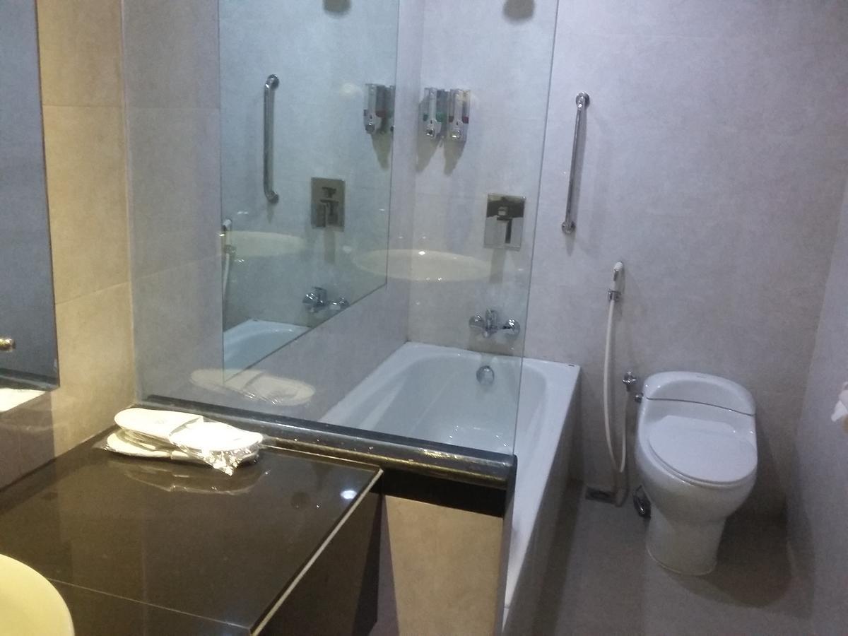 Hotel Kharisma Madiun Kültér fotó