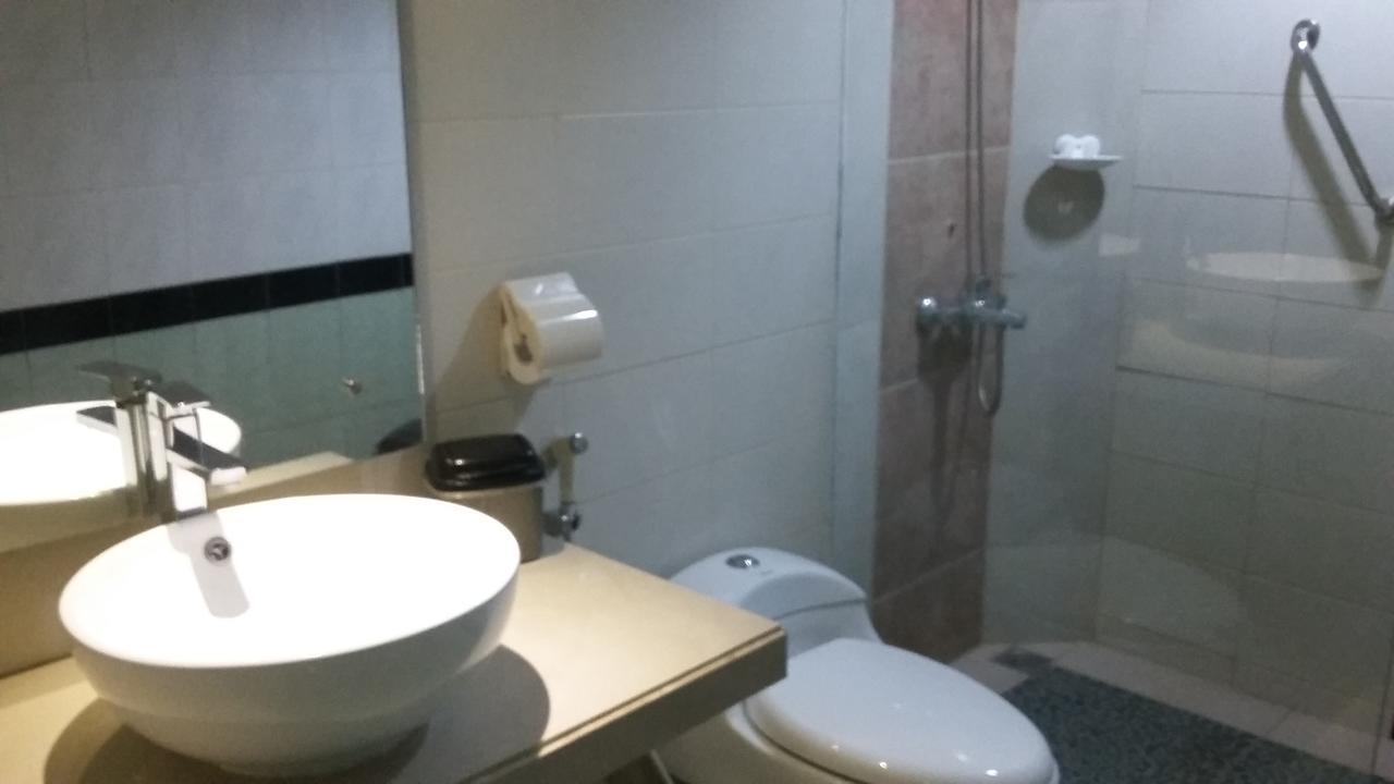 Hotel Kharisma Madiun Kültér fotó