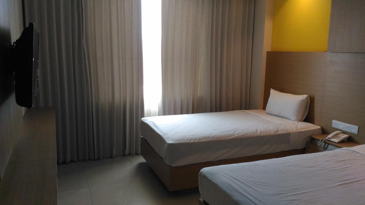 Hotel Kharisma Madiun Kültér fotó