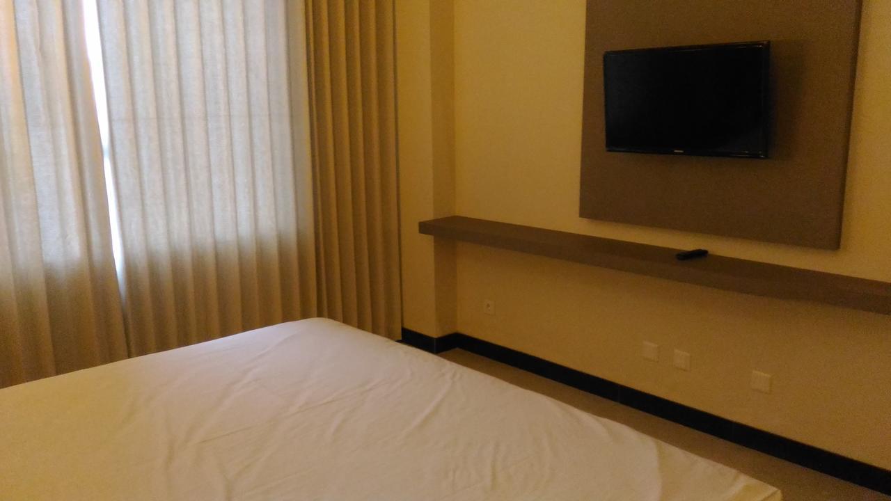 Hotel Kharisma Madiun Kültér fotó