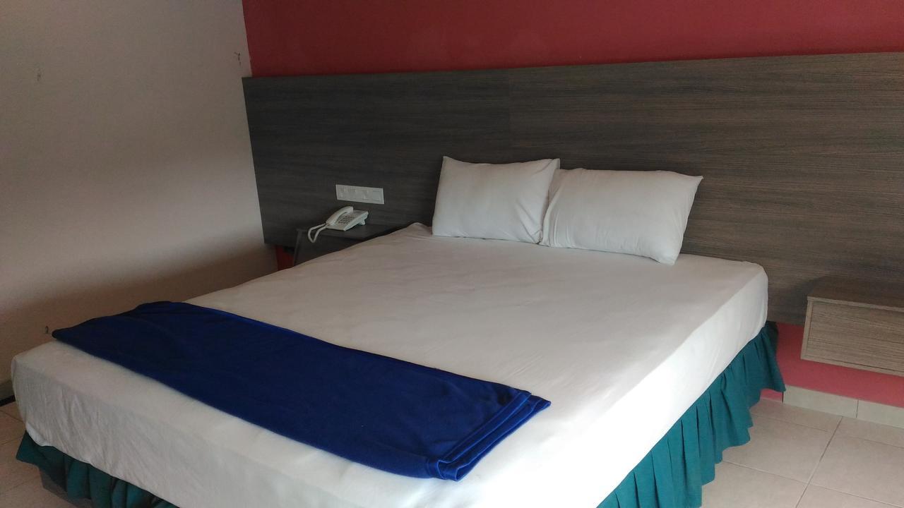Hotel Kharisma Madiun Kültér fotó