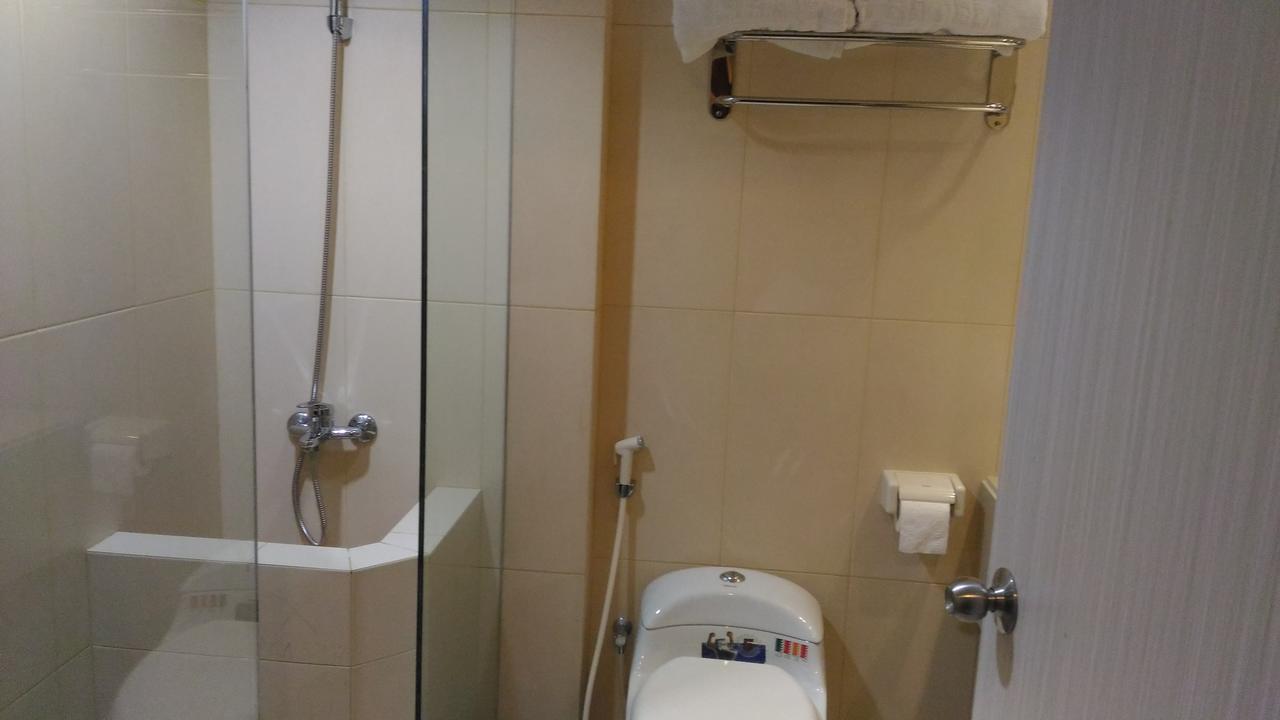 Hotel Kharisma Madiun Kültér fotó