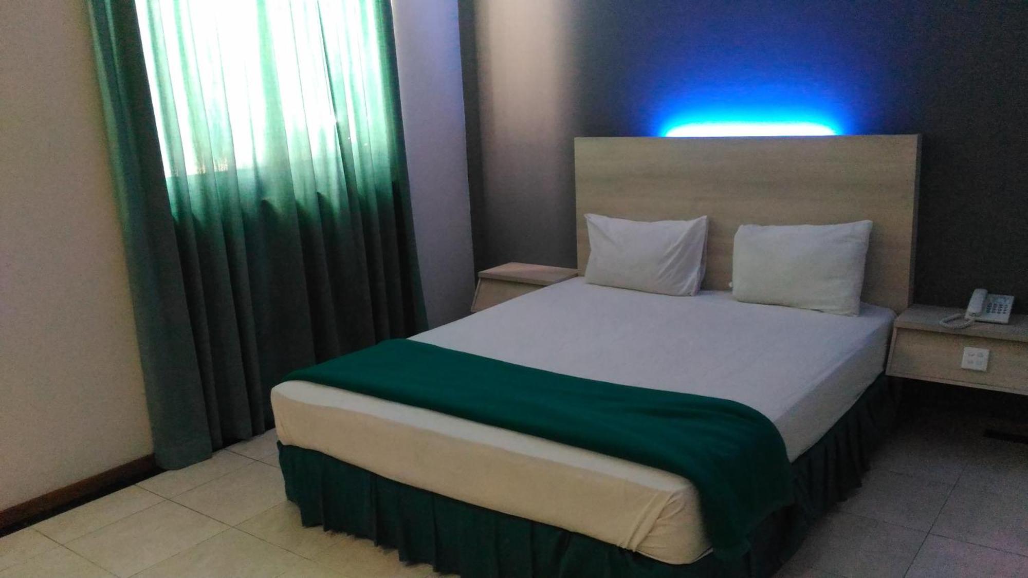 Hotel Kharisma Madiun Kültér fotó