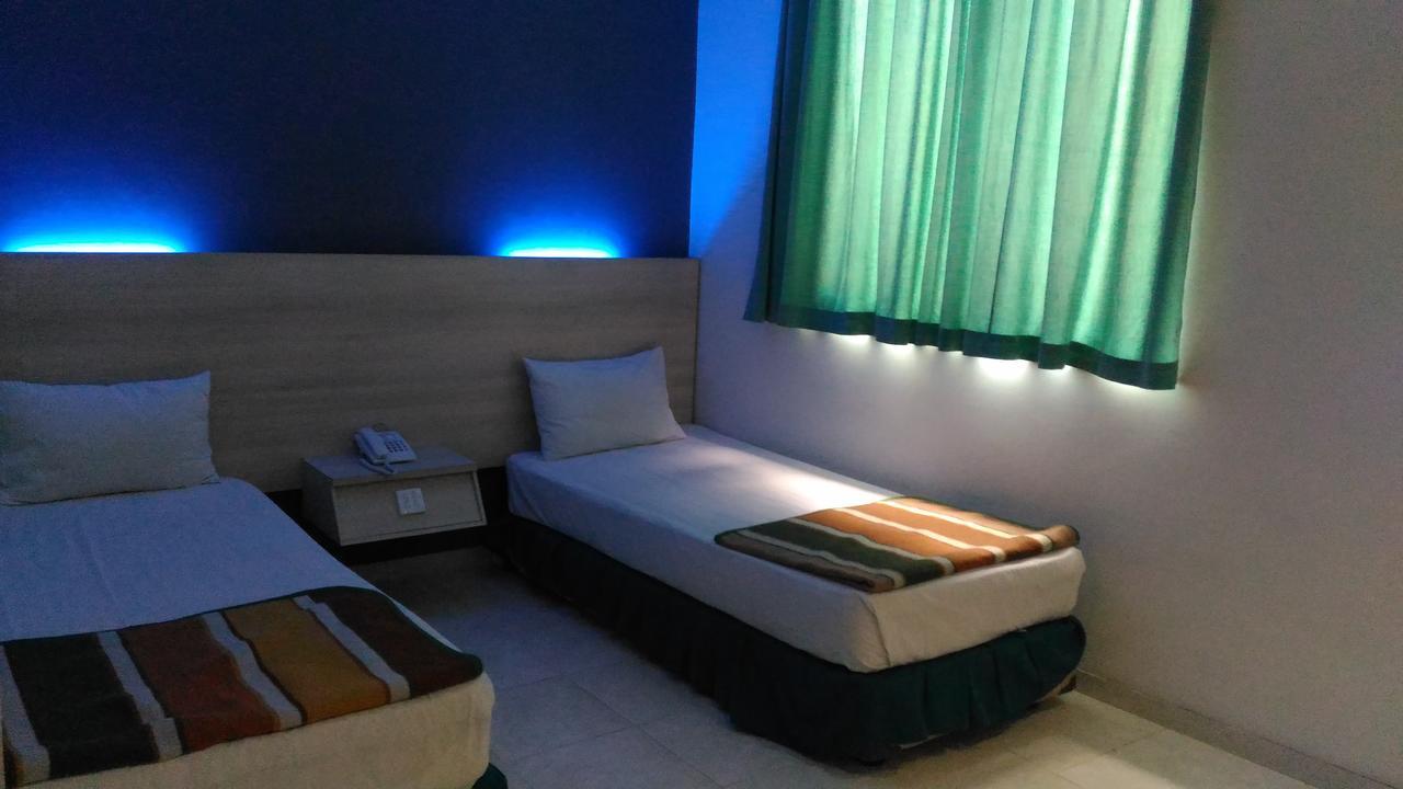 Hotel Kharisma Madiun Kültér fotó