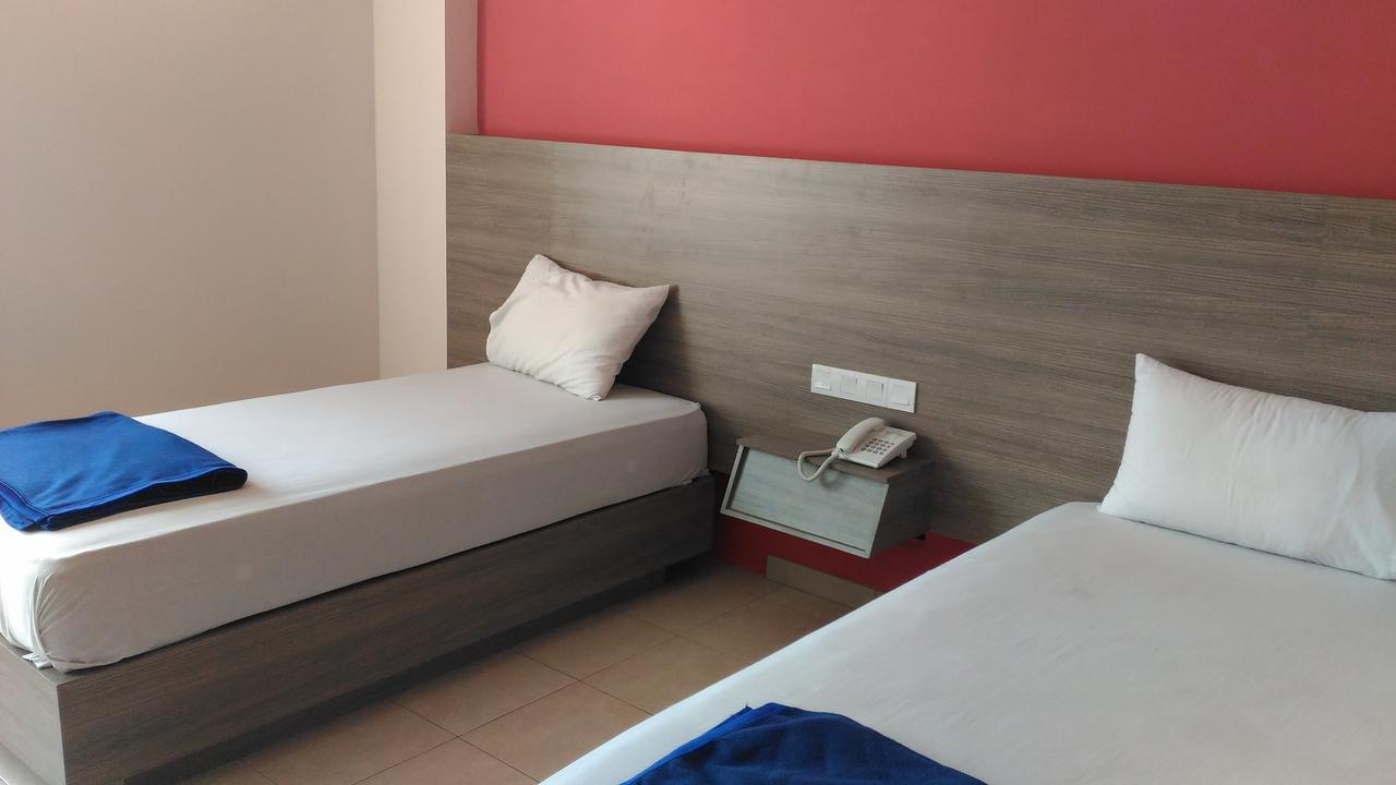 Hotel Kharisma Madiun Kültér fotó
