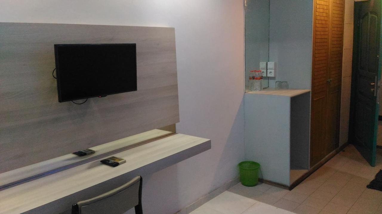 Hotel Kharisma Madiun Kültér fotó
