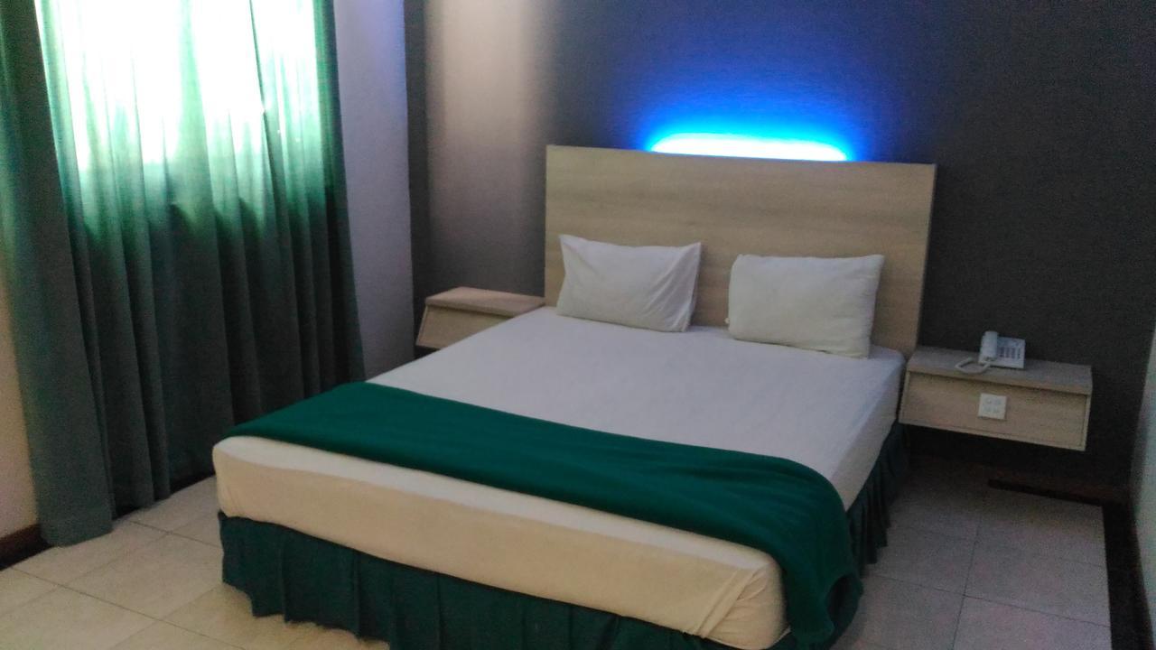 Hotel Kharisma Madiun Kültér fotó