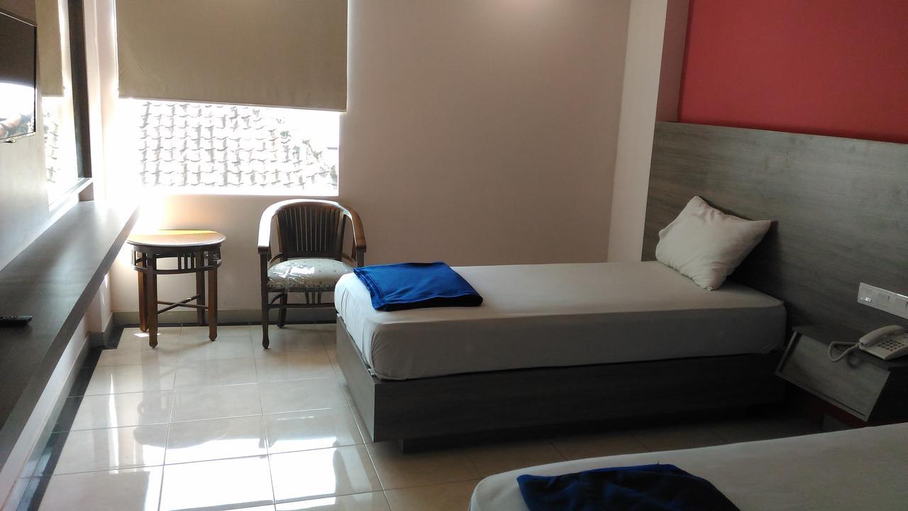 Hotel Kharisma Madiun Kültér fotó