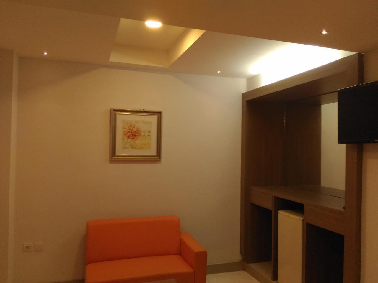 Hotel Kharisma Madiun Kültér fotó