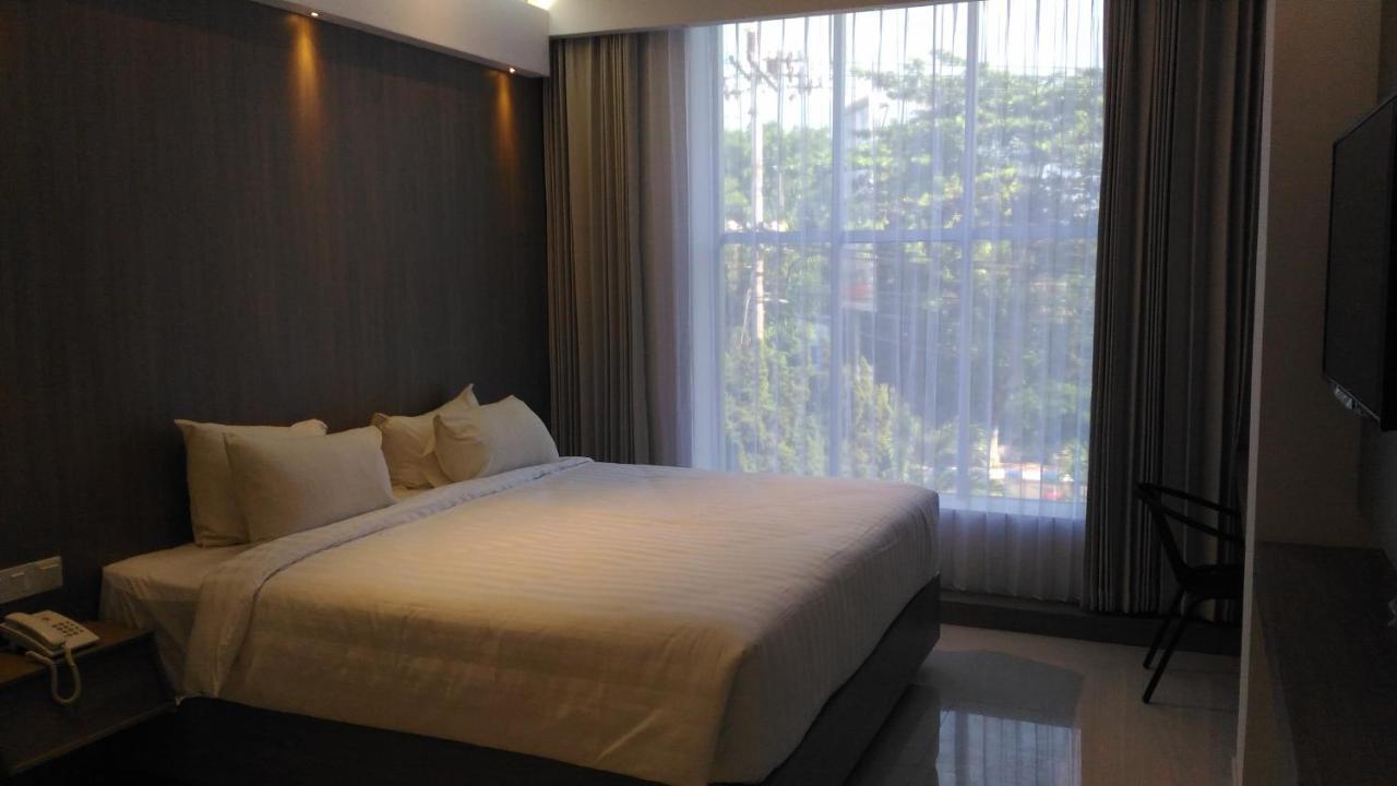 Hotel Kharisma Madiun Kültér fotó