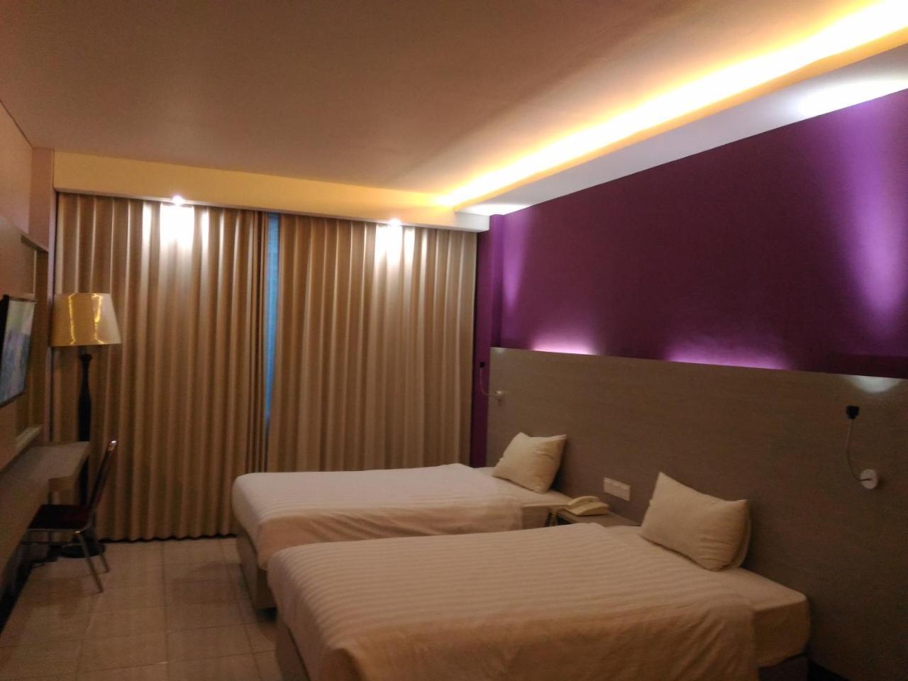 Hotel Kharisma Madiun Kültér fotó