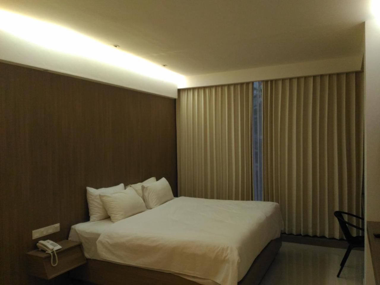 Hotel Kharisma Madiun Kültér fotó