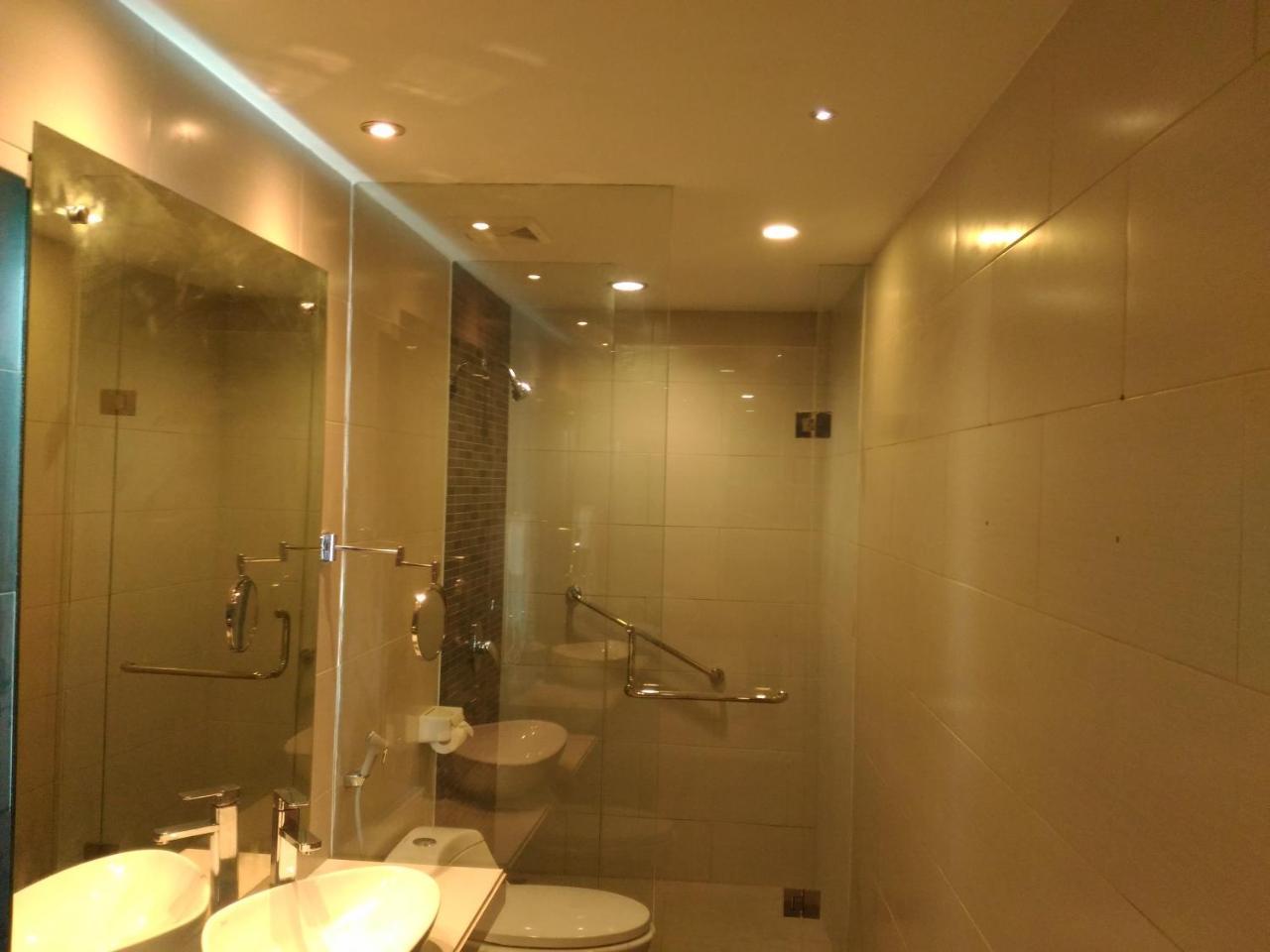 Hotel Kharisma Madiun Kültér fotó