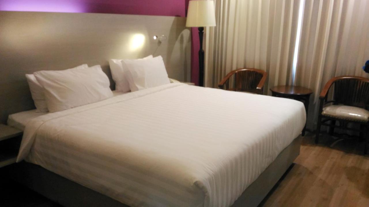 Hotel Kharisma Madiun Kültér fotó