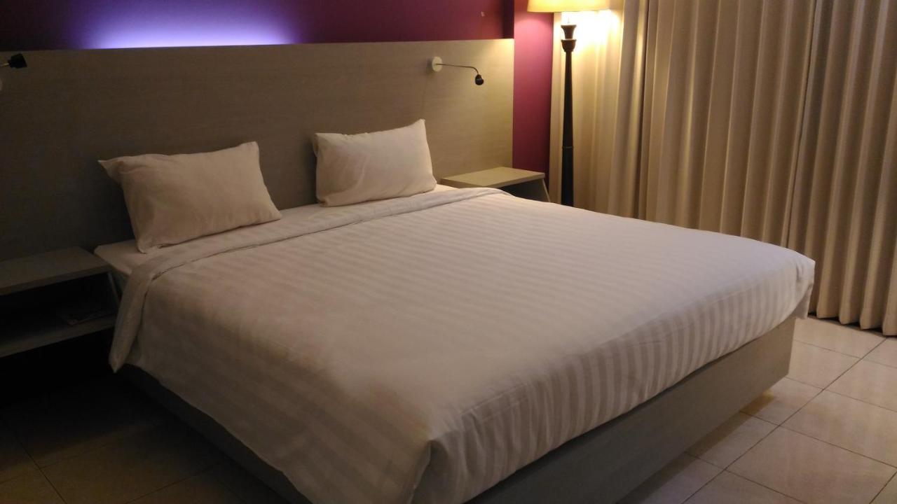 Hotel Kharisma Madiun Kültér fotó