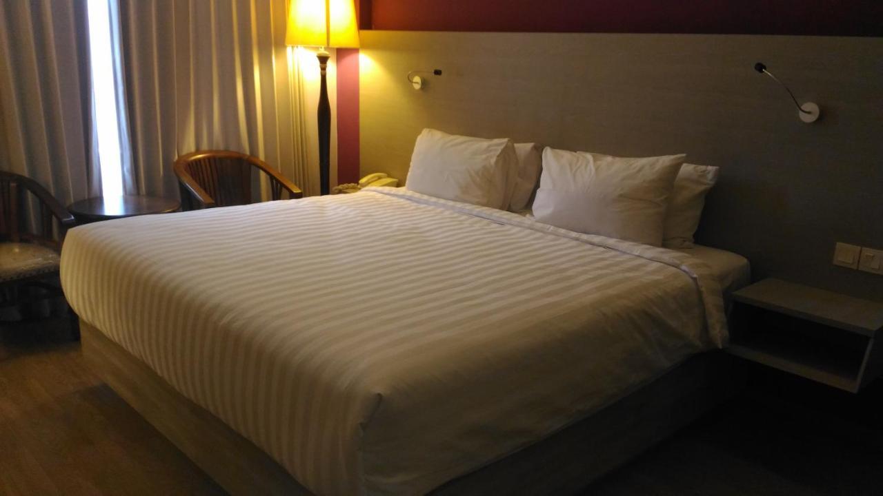 Hotel Kharisma Madiun Kültér fotó