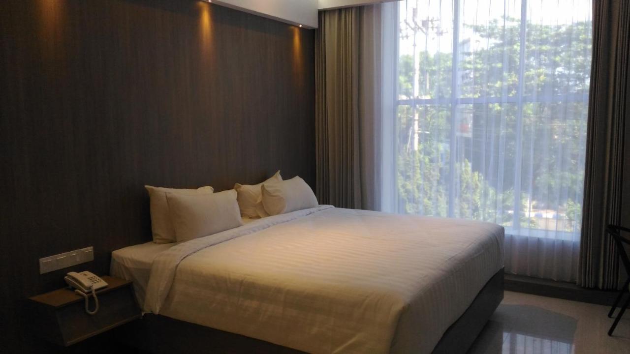 Hotel Kharisma Madiun Kültér fotó